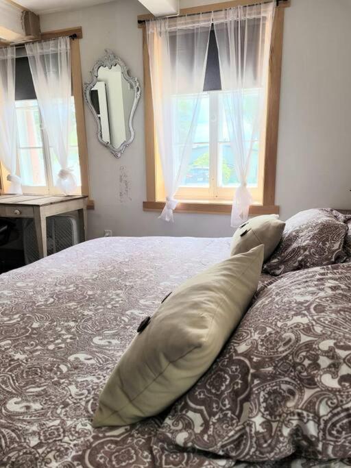 Saint-Jean Om Chalet 1 Avec Spa Face Au Fleuve מראה חיצוני תמונה