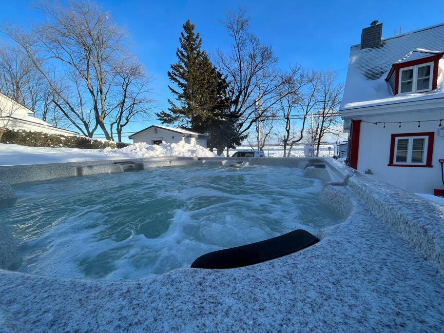 Saint-Jean Om Chalet 1 Avec Spa Face Au Fleuve מראה חיצוני תמונה